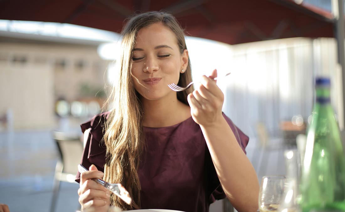 chew food well