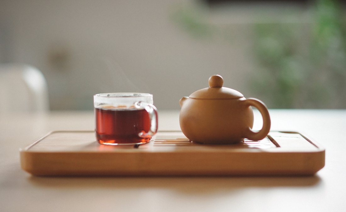 raspberry tea with kettle
